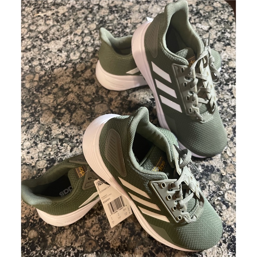 NEW- Unisex Kids adidas Duramo 9 Sneaker (3.5 & 4)